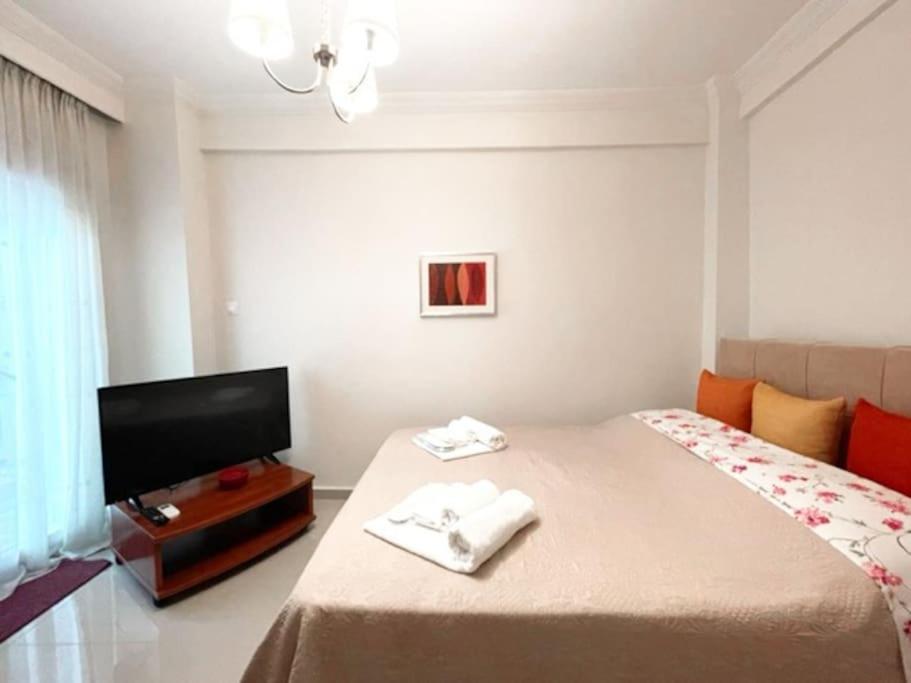 Crimson Suite: 1-Bedroom Apartment In เทสซาโลนิกิ ภายนอก รูปภาพ