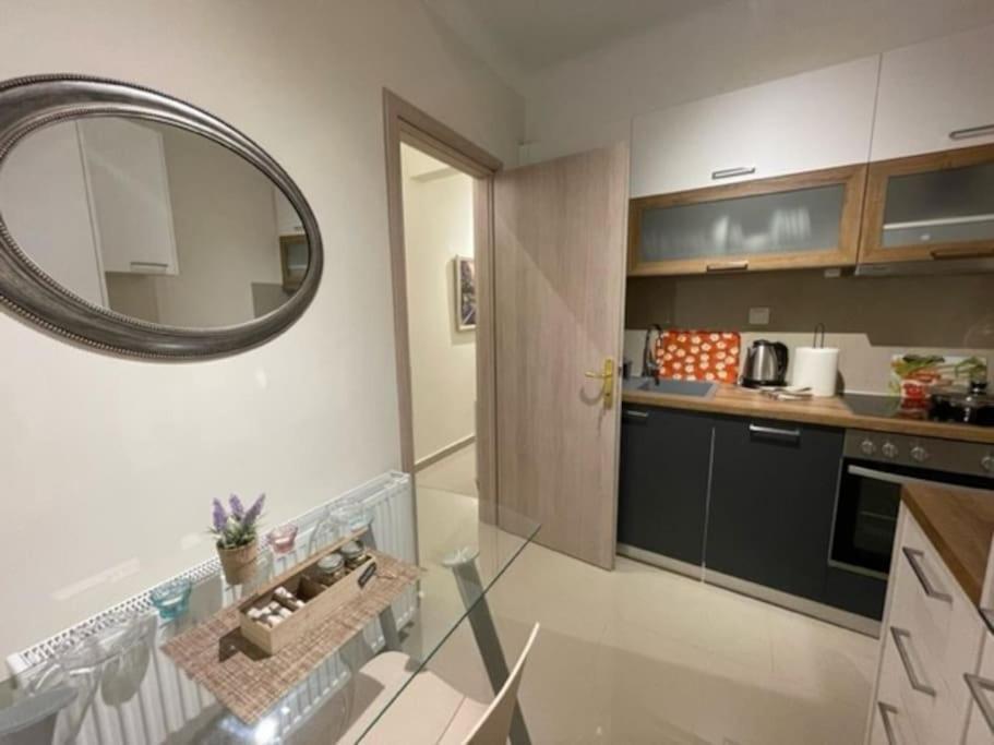 Crimson Suite: 1-Bedroom Apartment In เทสซาโลนิกิ ภายนอก รูปภาพ