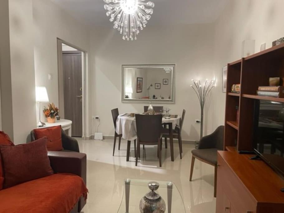Crimson Suite: 1-Bedroom Apartment In เทสซาโลนิกิ ภายนอก รูปภาพ