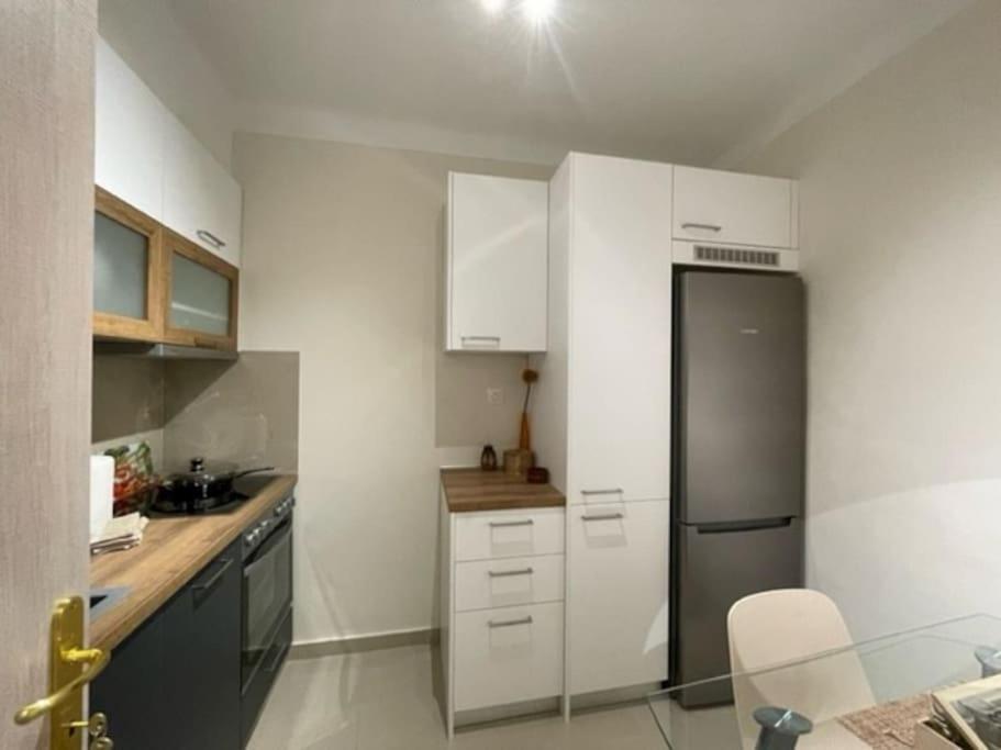 Crimson Suite: 1-Bedroom Apartment In เทสซาโลนิกิ ภายนอก รูปภาพ