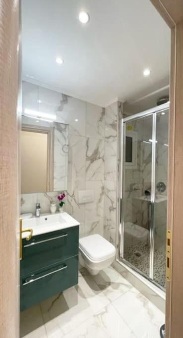 Crimson Suite: 1-Bedroom Apartment In เทสซาโลนิกิ ภายนอก รูปภาพ